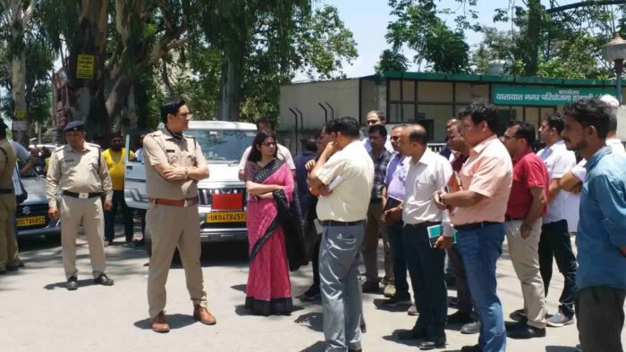 नवनियुक्त डीएम वंदना सिंह अधिकारियों सहित सड़क पर उतरी, फ्लाईओवर व सड़क चौड़ीकरण को लेकर दिए निर्देश