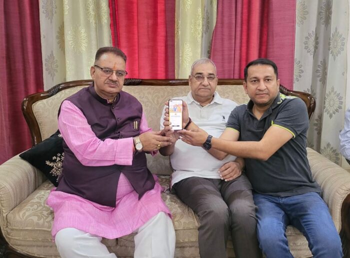 महा जनसंपर्क अभियान के तहत विशिष्ट लोगों से मुलाकात करते कैबिनेट मंत्री गणेश जोशी