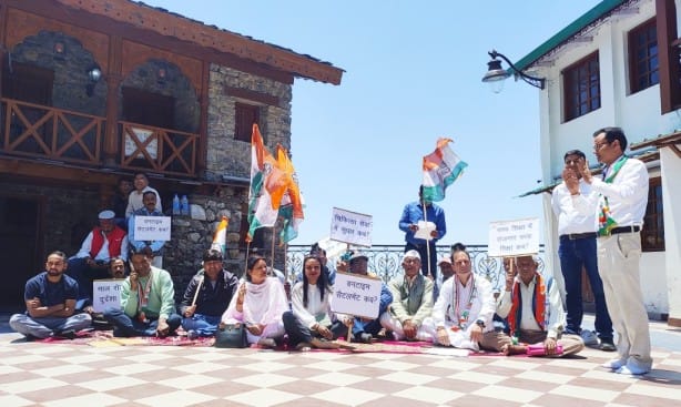 मसूरी : सरकार के खिलाफ नगर कांग्रेस ने मुद्दों को लेकर दिया धरना, मंत्री गणेश जोशी से फिर पूछे 12 सवाल