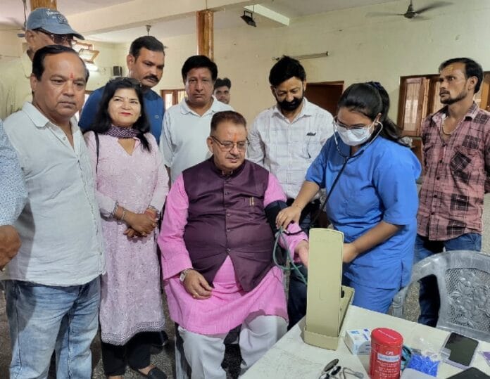 निःशुल्क स्वास्थ्य जांच शिविर का उद्घाटन कैबिनेट मंत्री गणेश जोशी ने किया।