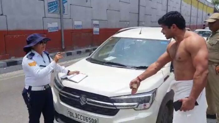 महिला ट्रैफिक पुलिस ने सड़क पर कार खड़ी कर बहस करने वाले को सबक सिखाया