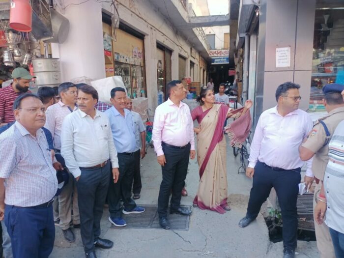 संयुक्त रूप से त्रिवेणीघाट से नटराज चौक तक देहरादून रोड पर पैदल निरीक्षण कर डीएम सोनिका एवं उपाध्यक्ष एमडीडीए बंशीधर तिवारी ने जी-20 कार्यक्रम की तैयारियों का जायजा लिया , दिए निर्देश