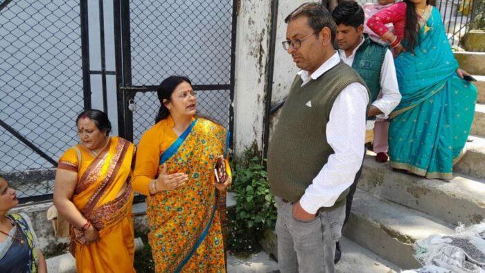 लो वोल्टेज की समस्या के समाधान के लिए थ्री फेज केबल बिछाने का काम शुरू किया गया।