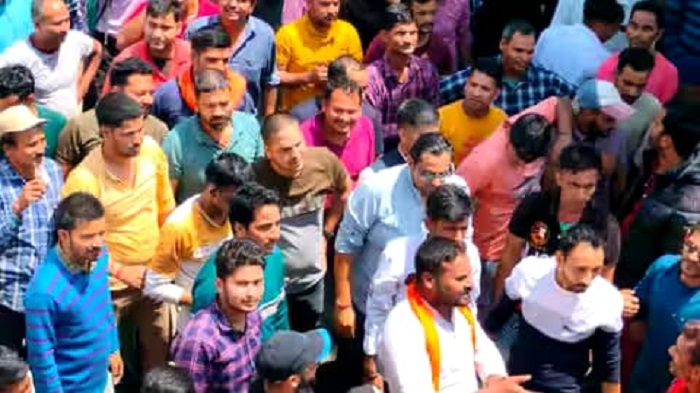 मुस्लिम युवक द्वारा नाबालिग हिंदू लड़की को भगाने पर तनाव, लव जिहाद के विरोध में बाजार बंद