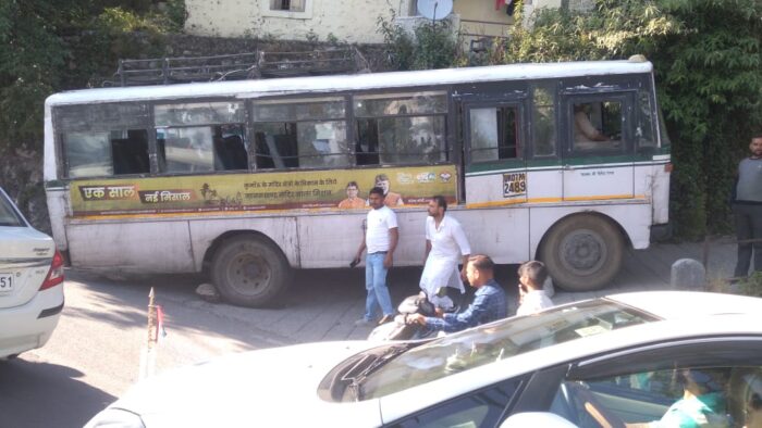 किताब घर बस स्टैंड से देहरादून की और जा रही बस चलते ही ब्रेक फैल ,बड़ा हादसा टला
