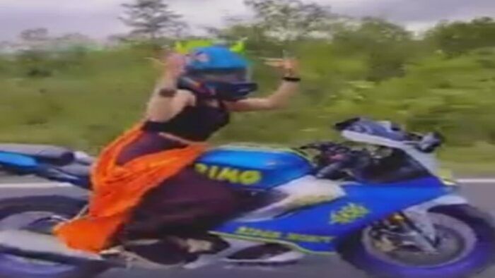 चलती बाइक पर लड़की के शरारत भरे गाने पर तूफानी स्टंट ने उड़ाए लोगों के होश