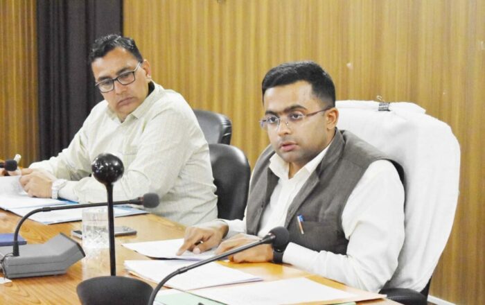 जिलाधिकारी ने बैठक कर अधिकारियों को सड़कों को गड्ढा मुक्त करने के निर्देश दिए।