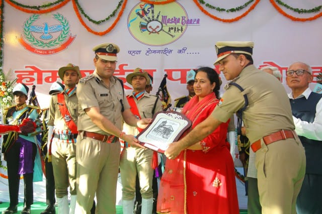 टिया खुराना ने मसूरी डायवर्जन पर होमगार्ड के विभागीय बैंड के मस्का बाजा का लोकार्पण किया