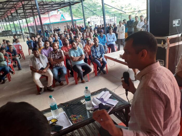 जिलाधिकारी अभिषेक रूहेला ने गांव के बीच लगाई चौपाल, ग्रामीणों की समस्याएं सुनीं