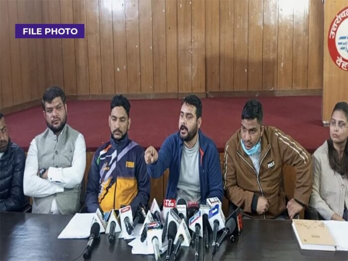 उत्तराखंड बेरोजगार संघ ने भर्ती घोटालों की सीबीआई जांच की मांग को लेकर चल रहे धरने के 100 दिन पूर्ण होने पर एक बड़े कार्यक्रम करने का फैसला किया , कल गांधी पार्क में होगा बड़ा कार्यक्रम