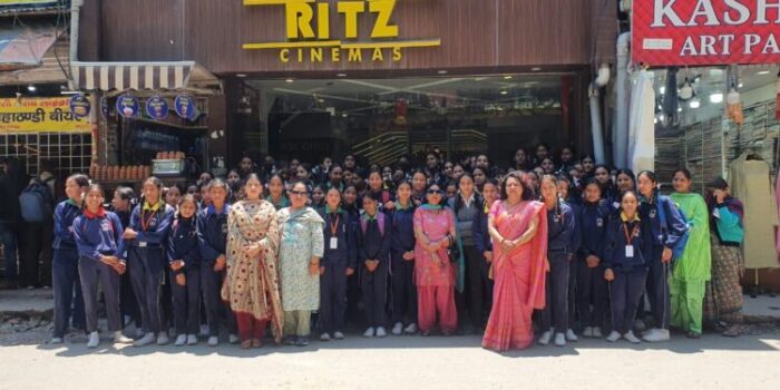 भाजपा महिला मोर्चा महानगर उपाध्यक्ष पुष्पा पडियार के नेतृत्व में 90 छात्राओं ने मसूरी के एक सिनेमा हॉल में द केरला स्टोरी देखी।