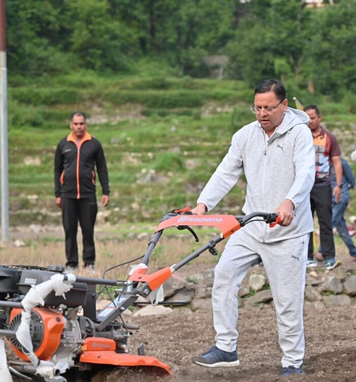सीएम धामी ने मॉर्निंग वॉक में ग्रामीणों का हालचाल जाना , मंडुवे कृषि को बढ़ावा देने को कहा