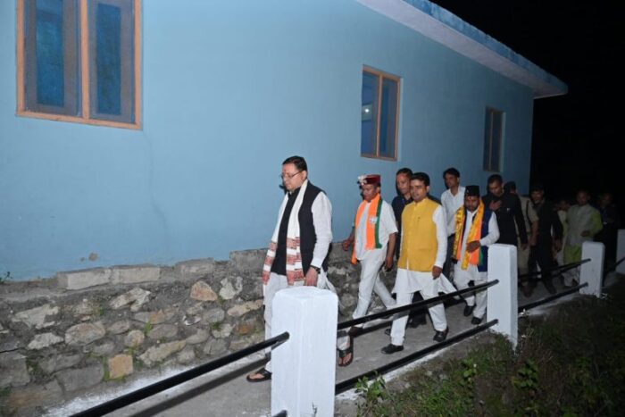 उत्तराखंड के मुख्यमंत्री पुष्कर सिंह धामी ने लोगों की समस्याएं सुनने के लिए उत्तरकाशी के नेताला गांव में रात्रि चौपाल का आयोजन किया