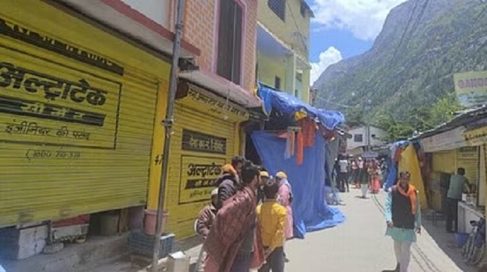 लव जिहाद : नहीं थम रहा लोगों का गुस्सा, गंगोत्री धाम में व्यापारियों ने बंद कराया बाजार, यात्री परेशान