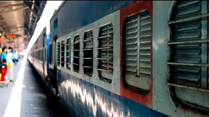 देहरादून : ट्रेन के इंजन पर सेल्फी लेने के दौरान युवक ऊपर से गुजरने वाली लाइन की चपेट में आया , हालत नाजुक