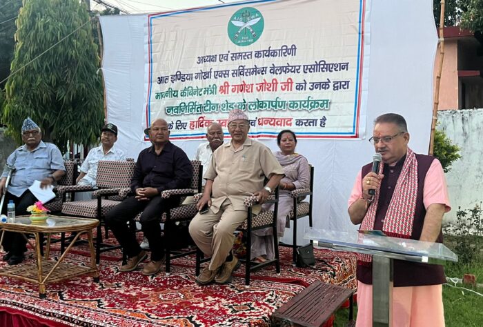 नयागांव में गोर्खा एक्स सर्विसमैन वेलफेयर एसोसियेशन में निर्मित टिन शेड़ का लोकार्पण के दौरान जनसभा को सम्बोधित करते कैबिनेट मंत्री गणेश जोशी