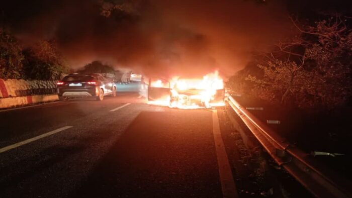 मसूरी देहरादून रोड पर कार में लगी आग, बची जान