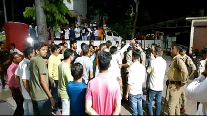 लव जिहाद : हिंदू संगठनों ने जुलूस निकाल आरोपी की पिटाई की, पुलिस में तहरीर दी