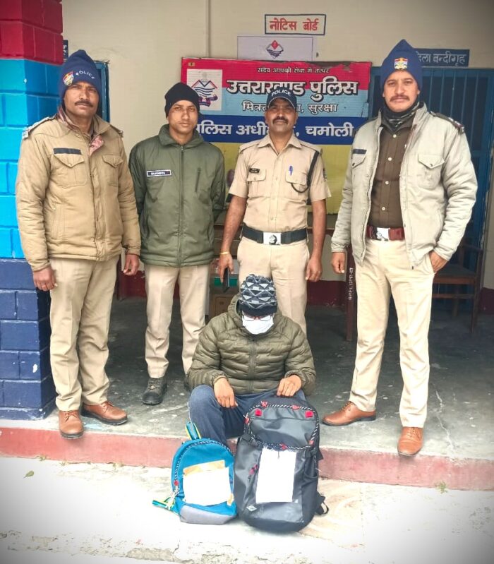 बद्रीनाथ जैसे पवित्र स्थान से पुलिस ने एक चोर को गिरफ्तार किया ।