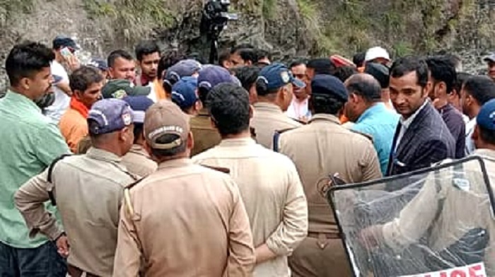 उत्तरकाशी : महापंचायत के लिए पुरोला जा रहे व्यापारियों और हिंदू संगठनों को पुलिस ने रोका, बाजार बंद