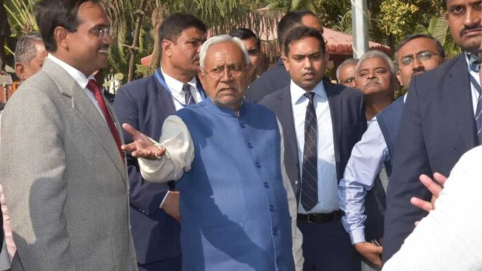 बिहार : नीतीश कुमार के मॉर्निंग वॉक के दौरान सुरक्षा घेरे में घुसा बाइकर , बचने के लिए सीएम फुटपाथ पर चढ़ गए