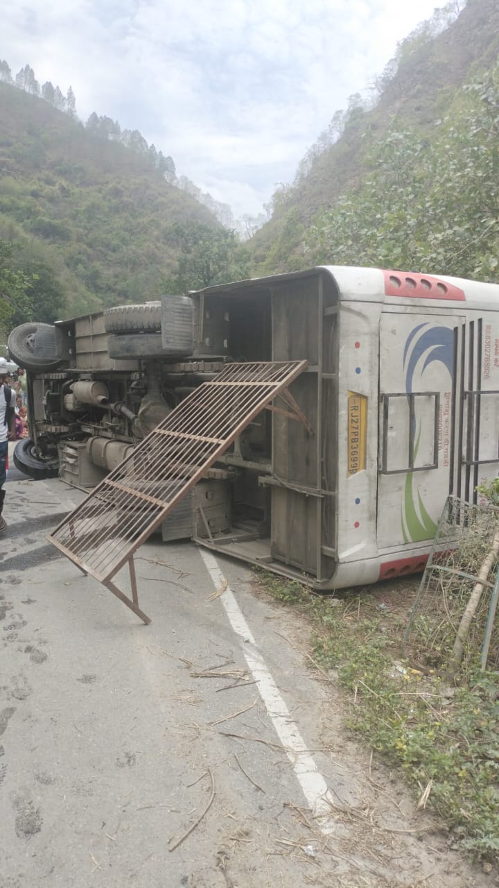 पौड़ी : राजस्थान से आए यात्रियों की बस धारी देवी के पास पलटी, बदरीनाथ धाम के दर्शन कर लौट रहे थे 30 यात्री
