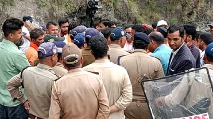 उत्तरकाशी: पुरोला में स्थिति तनावपूर्ण, महापंचायत जाने को तैयार लोग, पुलिस से झड़प