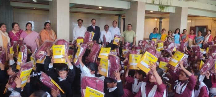 मसूरी : सनातन धर्म गर्ल्स इंटर कॉलेज की 180 छात्राओं को रोटरी क्लब की ओर से कोट व कॉपी दी गई