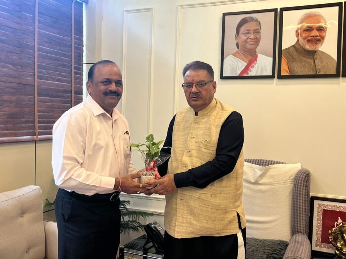 सैनिक कल्याण मंत्री गणेश जोशी से की शिष्टाचार भेंट करते लेफ्टिनेंट जनरल के.एच.गवास