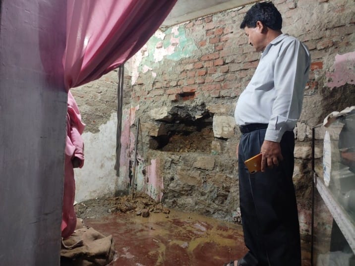 मसूरी : पानी की लाइन टूटने से दुकान में रखा सारा सामान बेकार हो गया