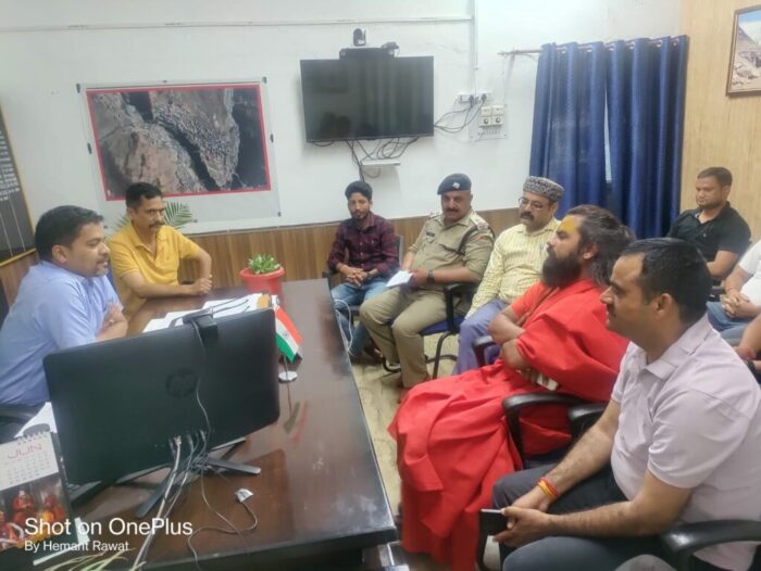 बड़कोट में पुलिस-प्रशासनिक पीस समिति की बैठक हुई, जिसमें बाहरी लोगों के सत्यापन की निगरानी की रणनीति तैयार की गई