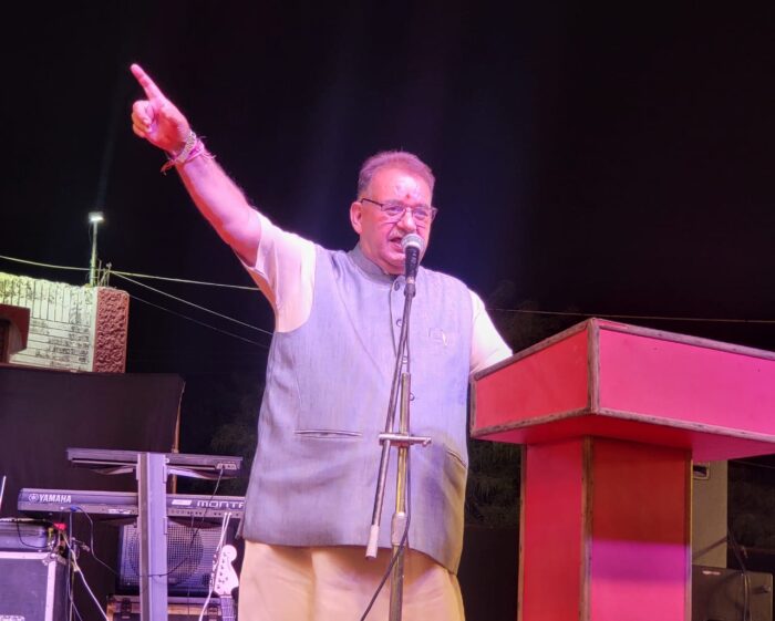 पर्वतीय उत्थान मंच, हीरा नगर हल्द्वानी में दैनिक अमृत विचार अखबार द्वारा आयोजित कार्यक्रम को संबोधित करते मंत्री गणेश जोशी।