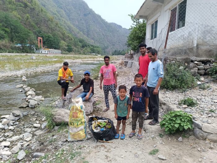 ग्राम सभा मराल के अन्तर्गत ग्राम घटटूघाट गांव मे साफ-सफाई अभियान चलाया गया