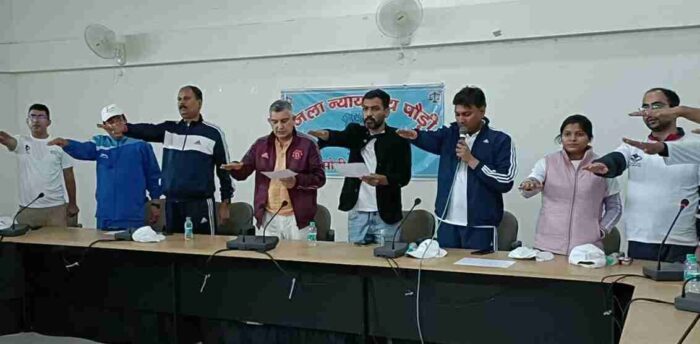 पौड़ी में जिलाधिकारी डॉ. आशीष चौहान के नेतृत्व में चला सफाई अभियान, स्वच्छता की दिलाई शपथ।