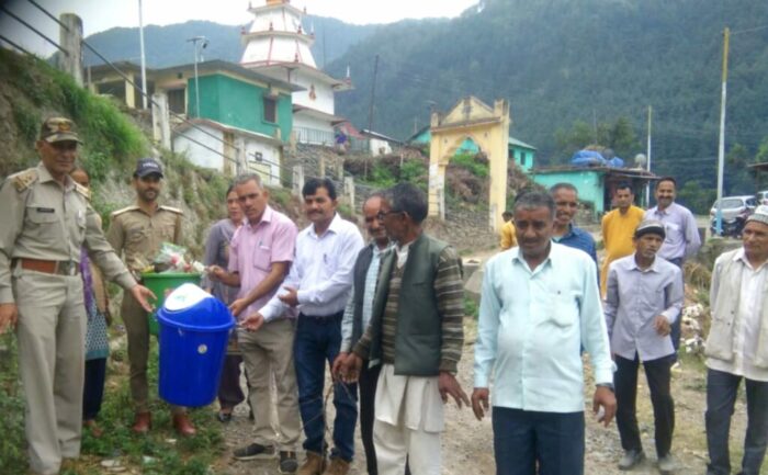 देवलसारी रेंज ऑफिसर लतिका उनियाल के नेतृत्व में विभिन्न विभागों और समाजसेवियों ने क्षेत्र के कई गांवों में सफाई अभियान चलाया ।