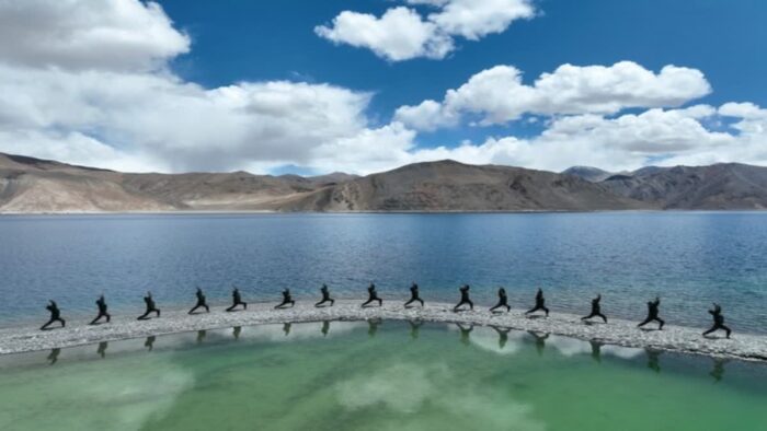 9वां अंतर्राष्ट्रीय योग दिवस: भारतीय सेना के जवानों ने लद्दाख में पैंगोंग त्सो झील में योग किया