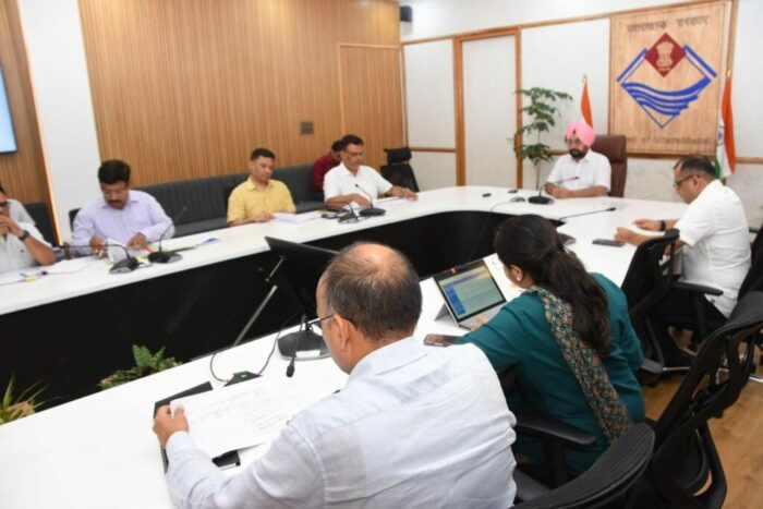 मुख्य सचिव ने वीडियो कांफ्रेंसिंग के माध्यम से चमोली व उत्तरकाशी के जिलाधिकारियों के साथ वाईब्रेंट विलेज योजना को लेकर बैठक की
