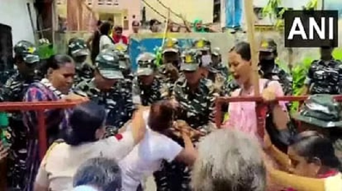 दिल्ली: मंडावली इलाके में मंदिर की रेलिंग हटाने पर भारी हंगामा, स्थानीय लोगों और पुलिस के बीच झड़प