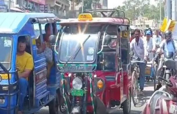 ई-रिक्शा से लोग ऋषिकेश में परेशान हैं, इसलिए परिवहन विभाग सड़कों पर दबाव कम करने की योजना बना रहा है।