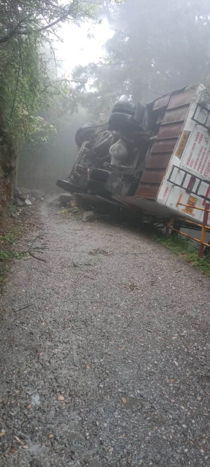 मसूरी में किताब घर के पास हुई प्राइवेट बस दुर्घटना के 4 दिन बाद भी अब तक दुर्घटना स्थल से बस नहीं हटी