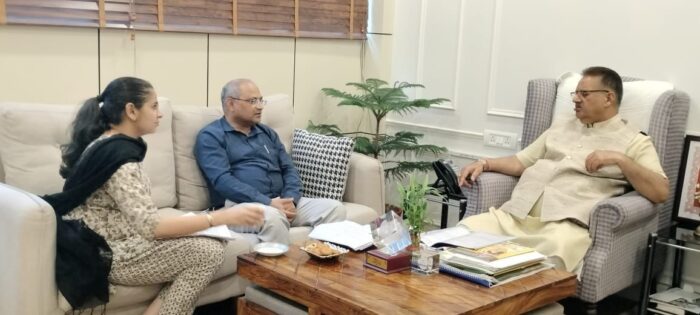 कैंप कार्यालय में ग्राम्य विकास विभाग के उच्च अधिकारियों के साथ बैठक करते मंत्री गणेश जोशी।