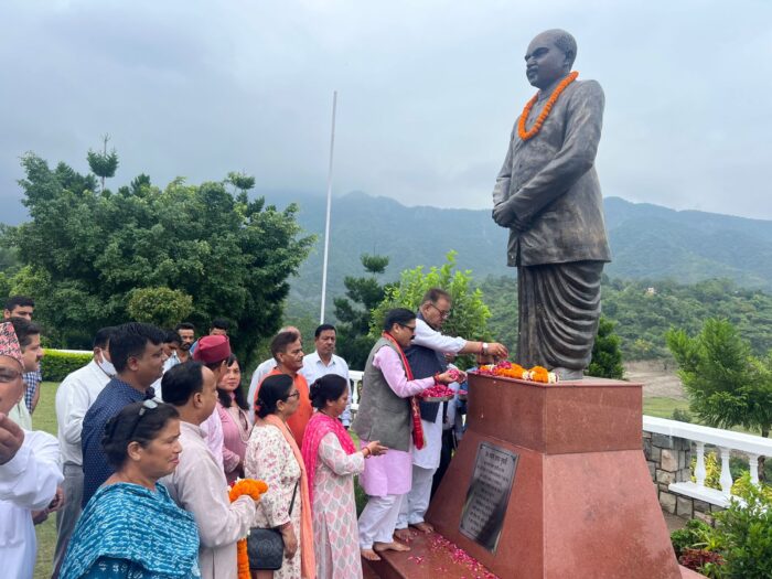 डॉ. श्यामा प्रसाद मुखर्जी के बलिदान दिवस पर पुष्पांजलि अर्पित करते कैबिनेट मंत्री गणेश जोशी