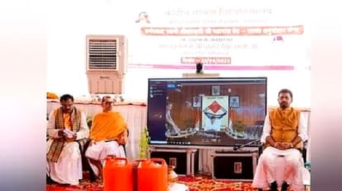 मुख्यमंत्री पुष्कर सिंह धामी ने करपात्री महाराज वेदशास्त्र अनुसंधान केंद्र का किया उद्घाटन