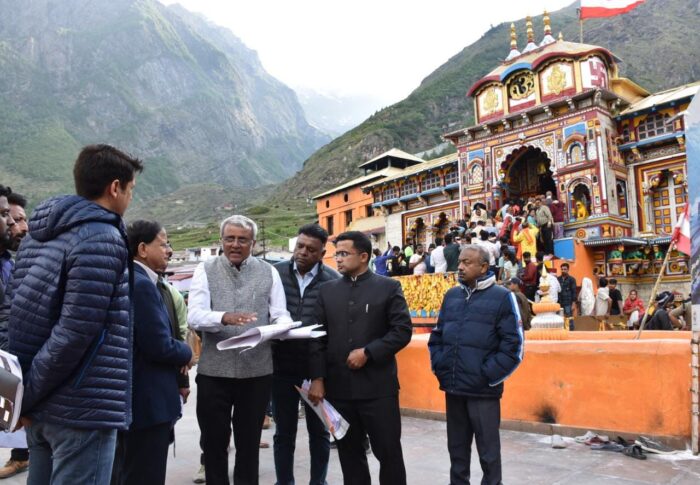 प्रधानमंत्री कार्यालय के प्रधान सचिव डाॅ. पीके मिश्रा और सलाहकार भाष्कर खुल्बे ने बद्री विशाल के दर्शन किये।