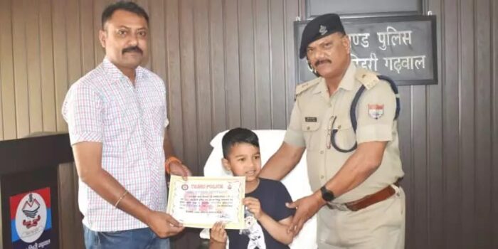 टिहरी : नशे के खिलाफ जागरूकता हेतु चित्रकला प्रतियोगिता में प्रतिभाग करने वाले बच्चों को एसएसपी टिहरी द्वारा प्रमाण पत्र दिये गये