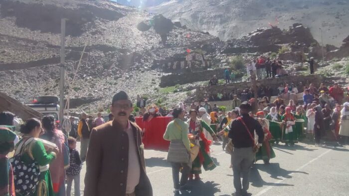 भारत-चीन अंतरराष्ट्रीय सीमा पर स्थित जादूंग गांव में इस कारण से सरकार से आने की अनुमति लेनी पड़ती है , जाड़ समुदाय ने चीनी सीमा पर ग्राम देवता की पूजा की