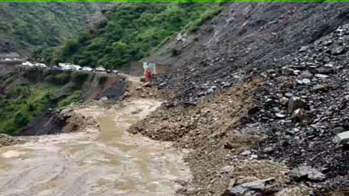 उत्तराखंड में मॉनसून की पहली बारिश ने बरपाया कहर, जौलजीबी-मुनस्यारी मार्ग तबाह, फंसे वाहन , नदियों का जल स्तर बढ़ गया है