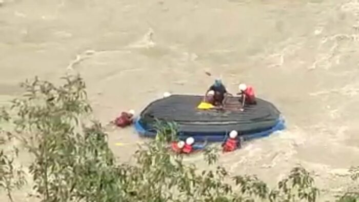 उत्तराखंड में बारिश :ऋषिकेश में मूसलाधार बारिश से गंगा नदी उफान पर, राफ्टिंग पर रोक