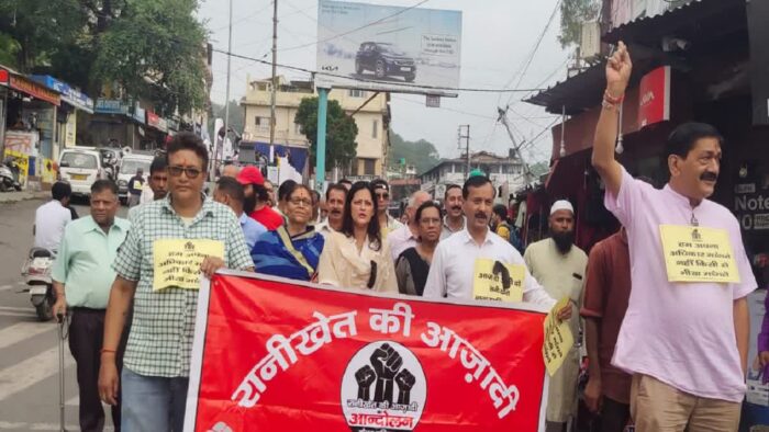 रानीखेत कैंट के सिविल एरिया को नगर पालिका में शामिल करने की मांग को लेकर सैकड़ों लोग सड़कों पर उतर आए