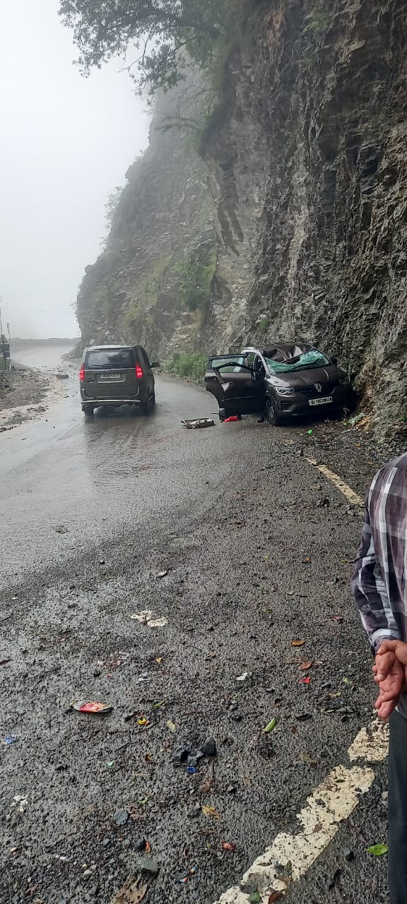 बारिश मे सम्भल कर चले अभी अभी काण्डीखाल से आगे जो पुल बना है उसके पास उपर से गाड़ी मे पत्थर गिरने से ड्राइवर बुरी तरह से घायल हो गया है